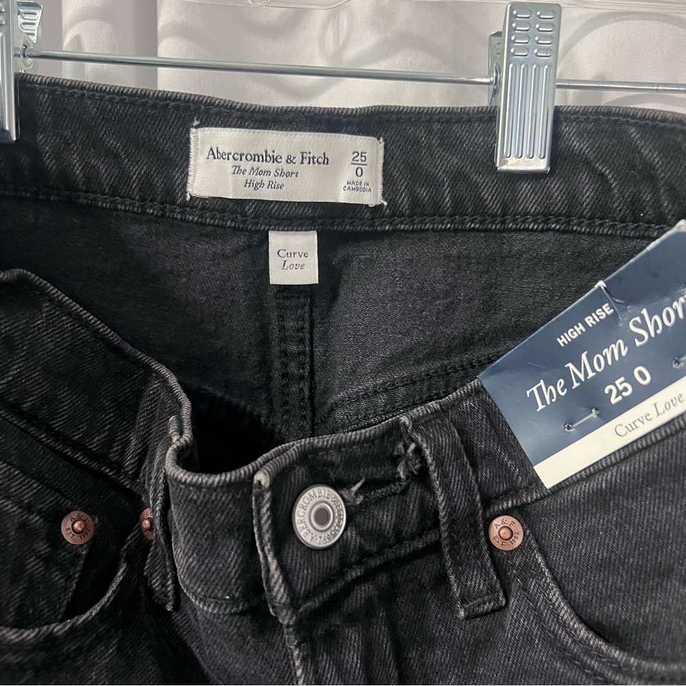 Abercrombie & Fitch The Mom Short Black Denim - Picture 3 of 4